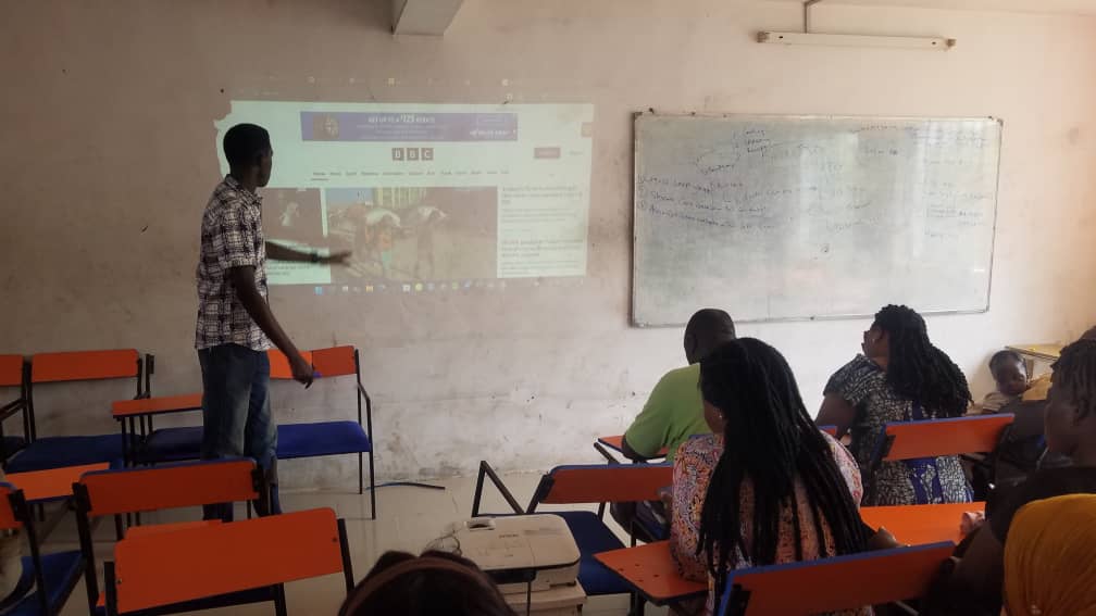 Muyiwa Adekojede pointing at the BBC News homepage projected in class while explaining how pages link to each other